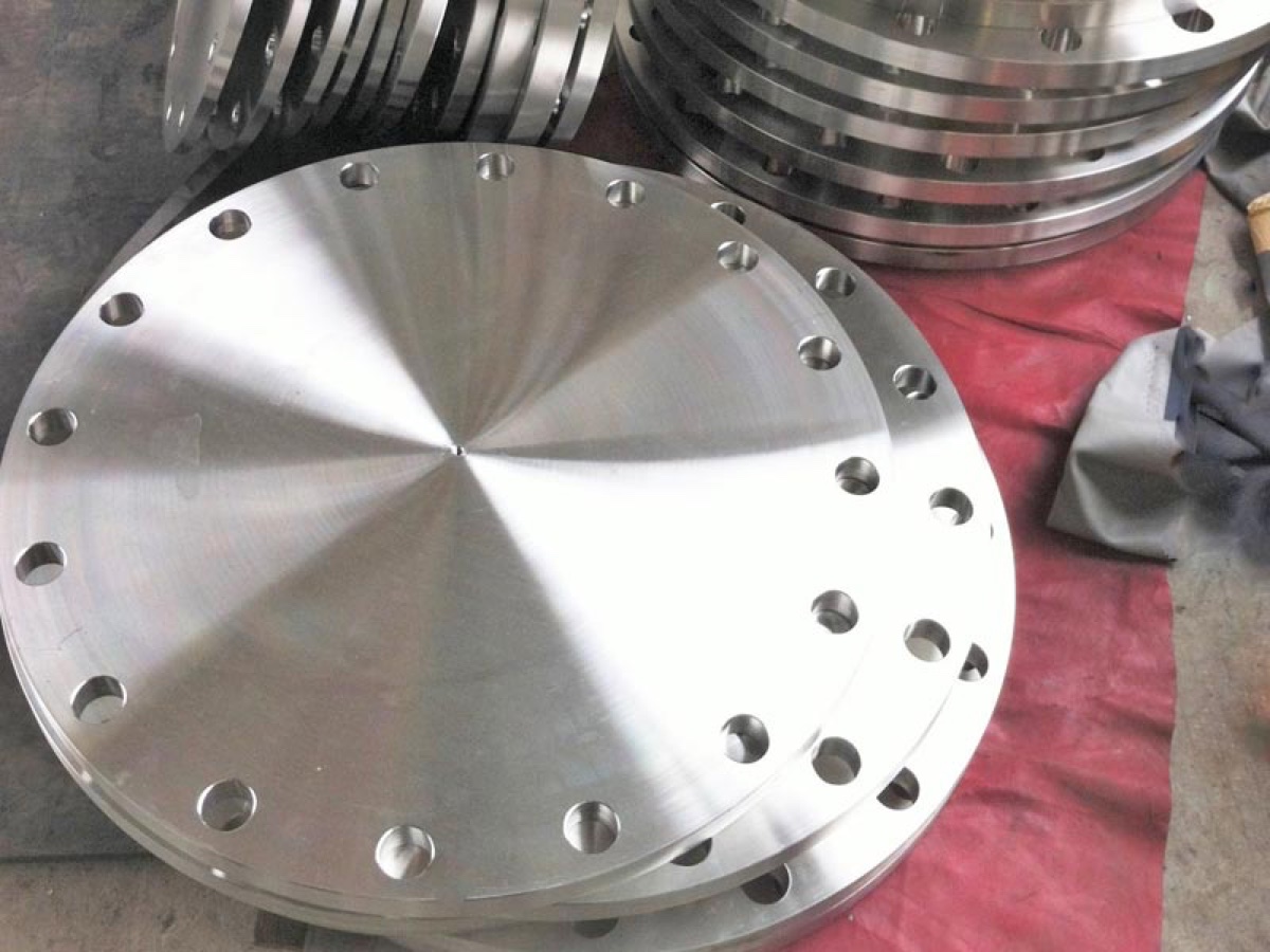 Blind flange with raised face and stud bolt holes to ASME B16.5 dimensions