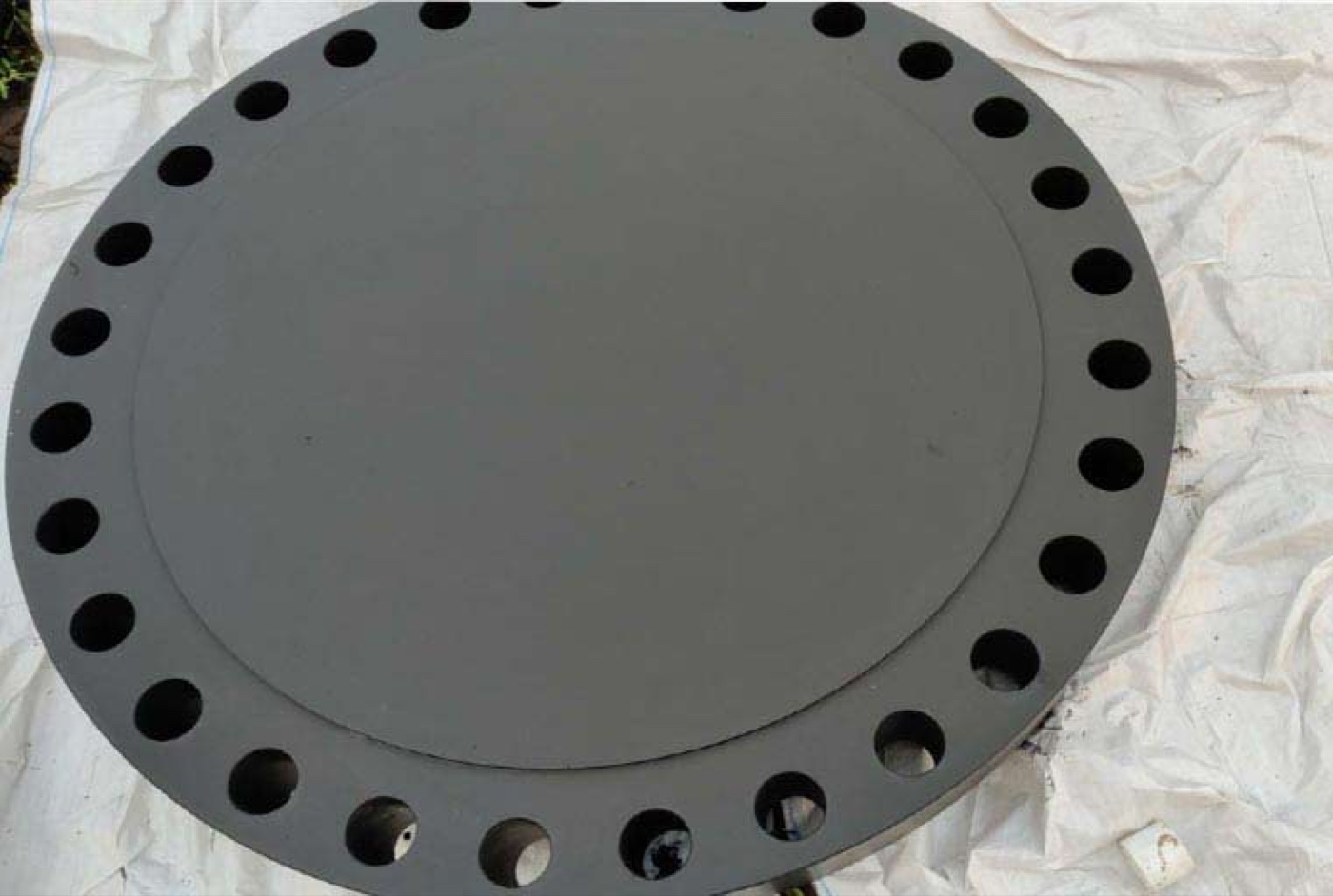 ASTM A182 F5 alloy steel blind flange black coated with raised face at the works