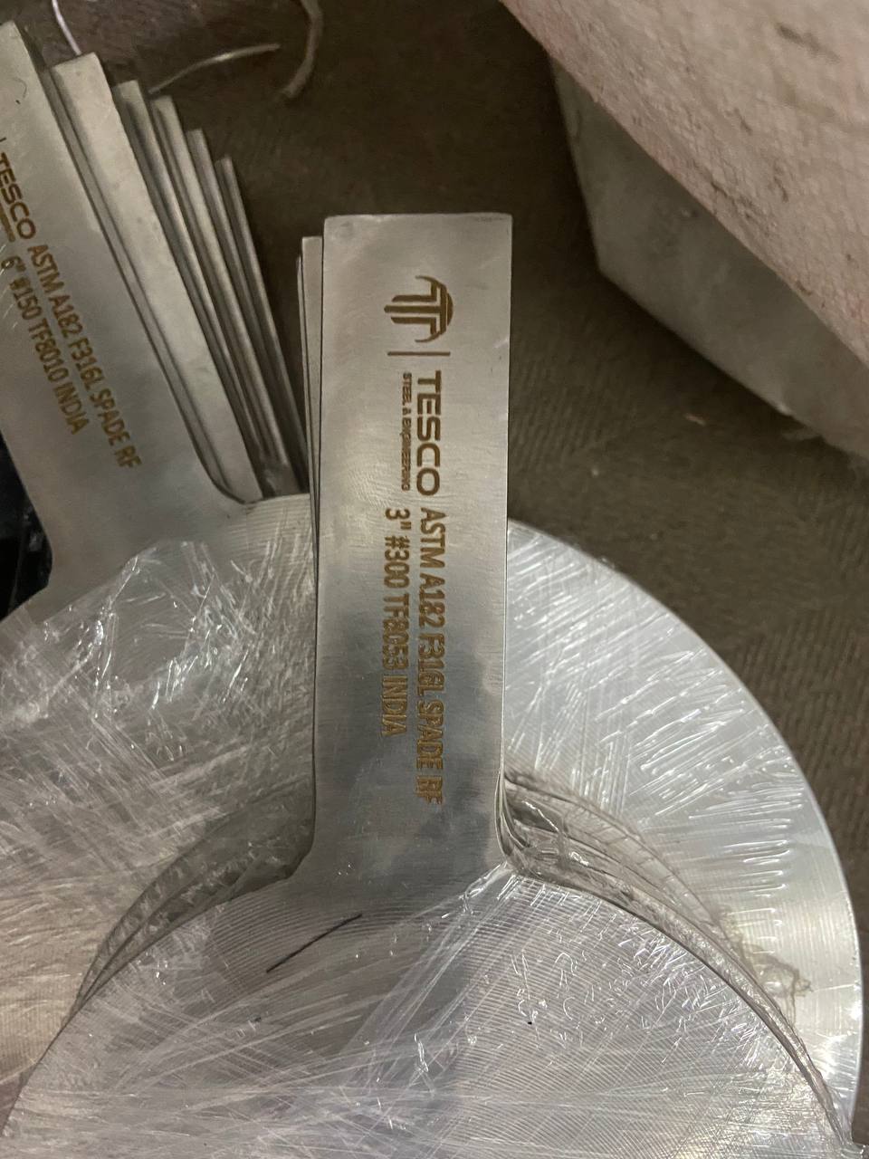 Batch of duplex steel spades paddle blanks 3 inch Class 300 individually plastic-wrapped and stacked — ASTM A182 F51 F60, Tesco Steel & Engineering India
