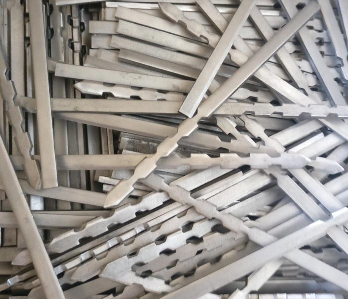 Serrated flat Insultwist studs for fixing ceramic fiber blanket insulation to furnace casings