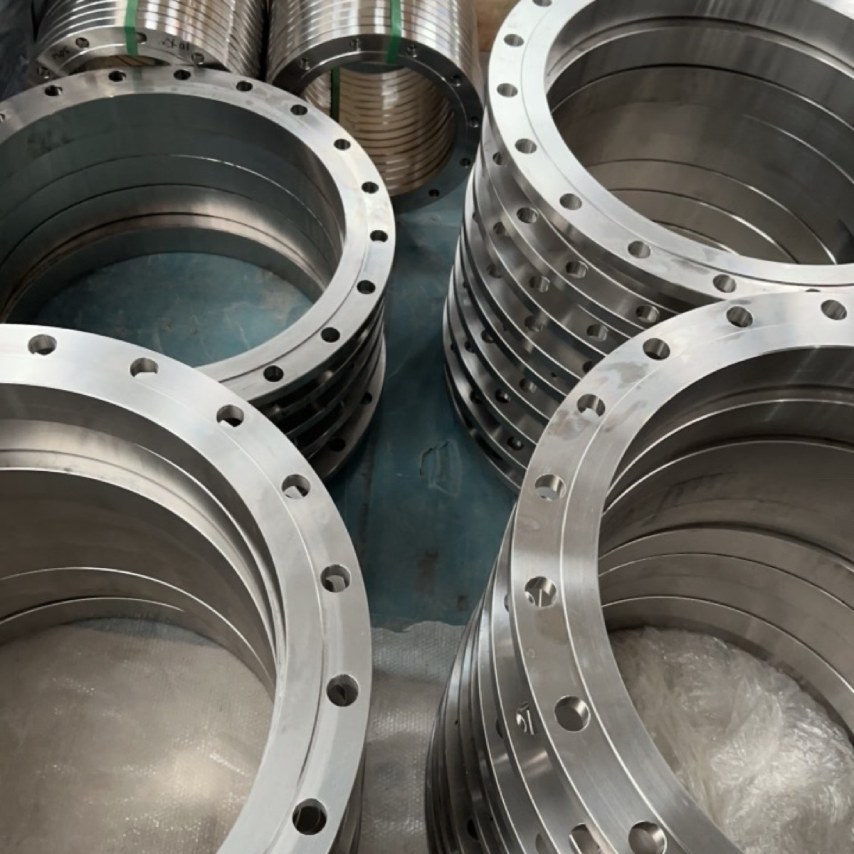 Large diameter DN600 slip on flanges stacked in production, EN 1092-1 pattern flange manufacturing