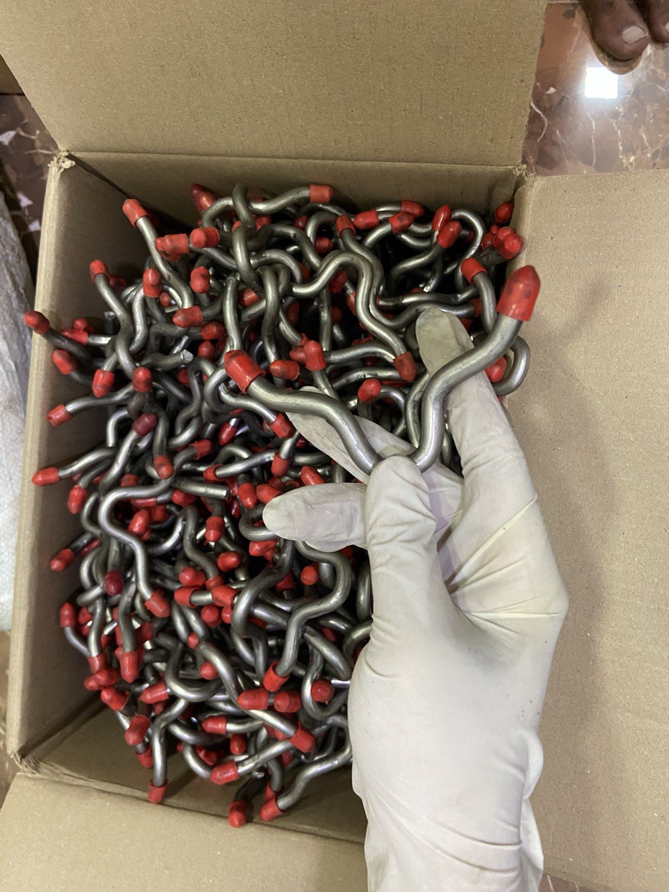 Quality inspection of crook refractory anchors in packing box